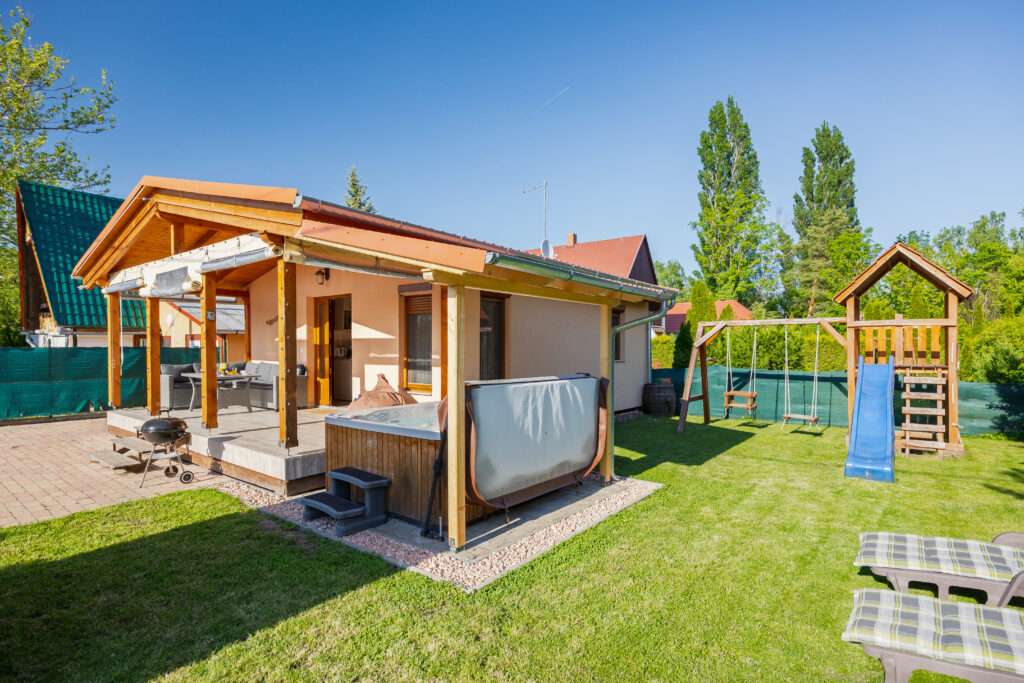 Családbarát nyaraló játszótérrel és kerttel Balatonmáriafürdőn