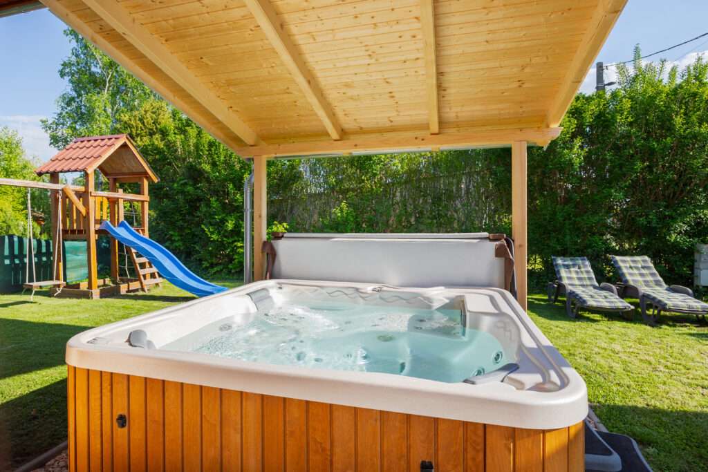 Saját fedett jacuzzi a Hullám Nyaraló kertjében Balatonmáriafürdőn
